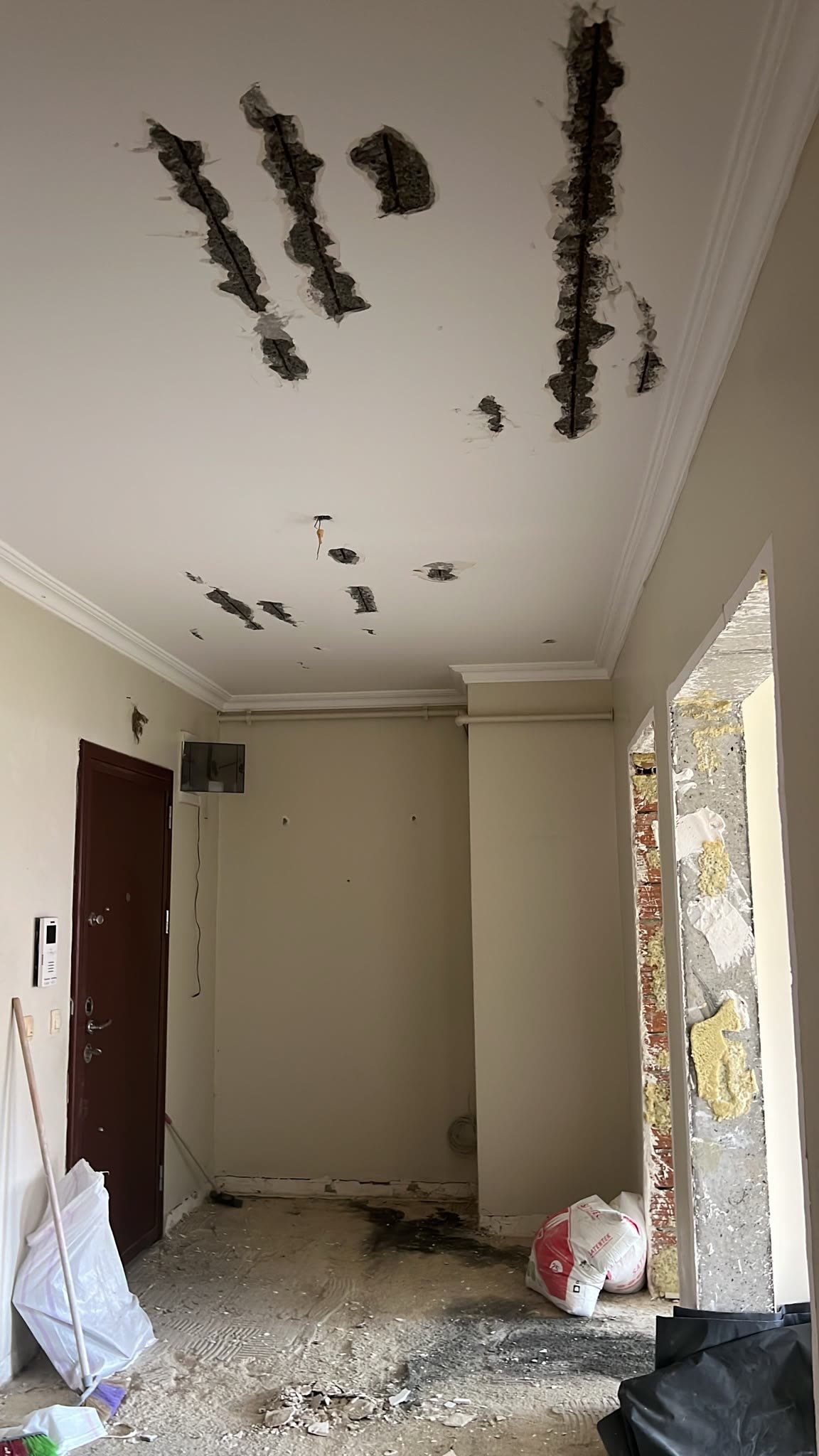 Antre — eski kapılardan gizli ışıklı nişe – öncesi